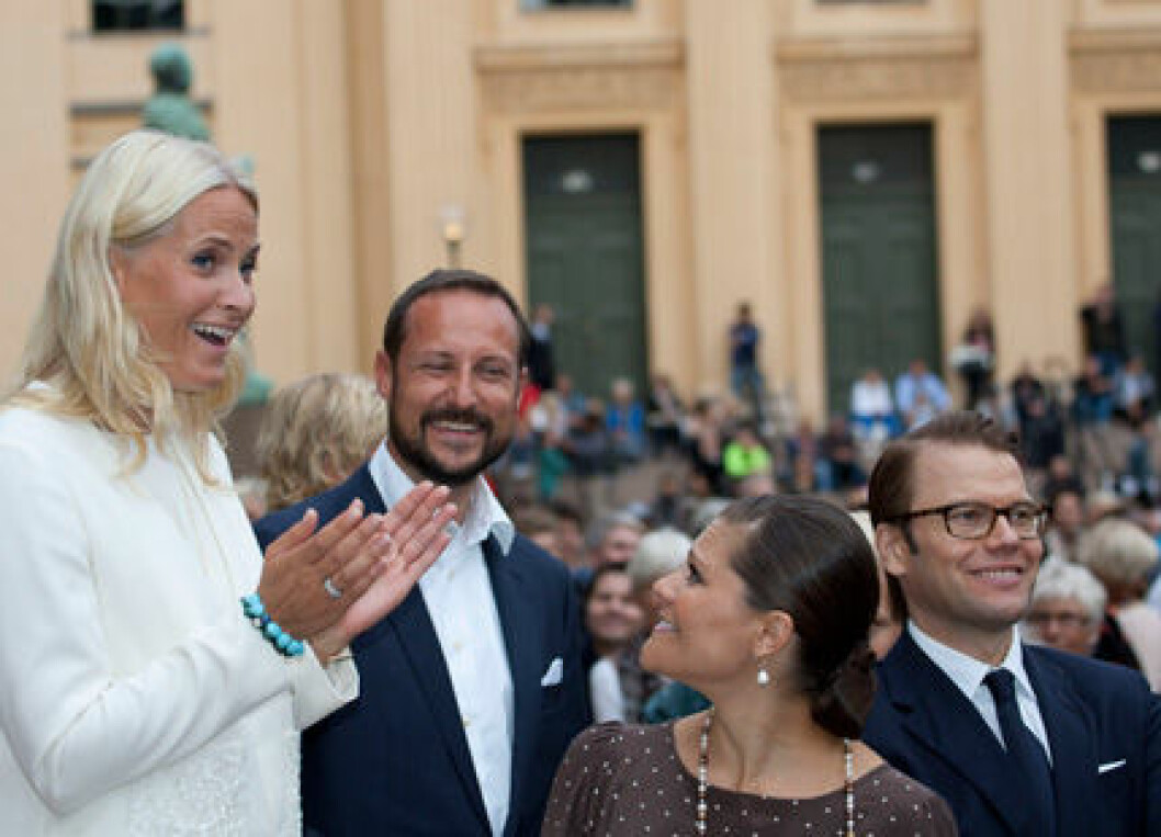 Metta Marit och prins Haakon vad gäster vid Victorias och Daniels bröllopsdag.