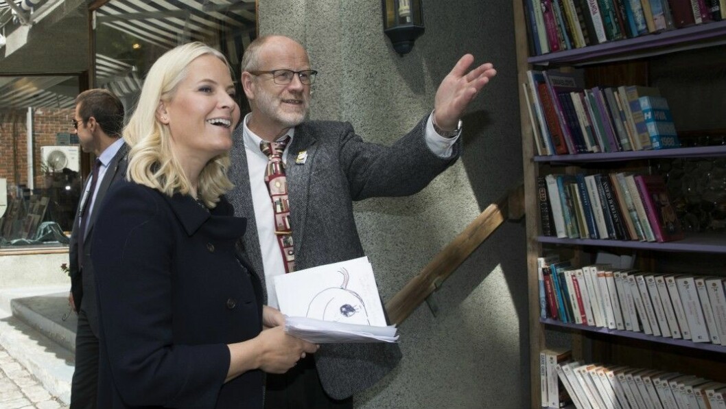 Här ser vi henne besöka den lilla staden Tvedestrand.