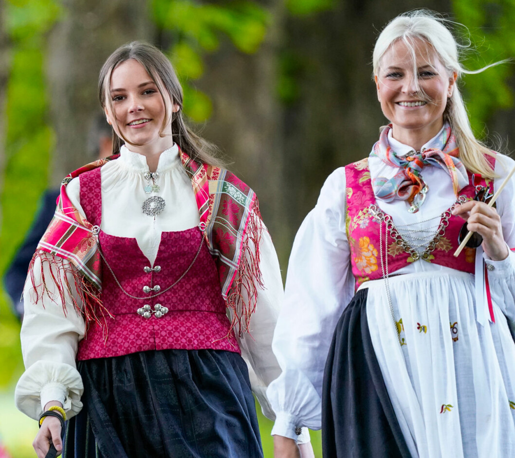 Ingrid Alexandra med sin stolta mamma. Prinsessan Ingrid Alexandra och mamma kronprinsessan Mette-Marit