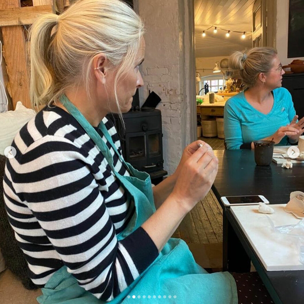 Mette-Marit är ute ur isoleringen, och hon har gått sitt livs första keramikkurs. kronprinsessan Mette-Marit skapar keramik, bild från hennes Instagram