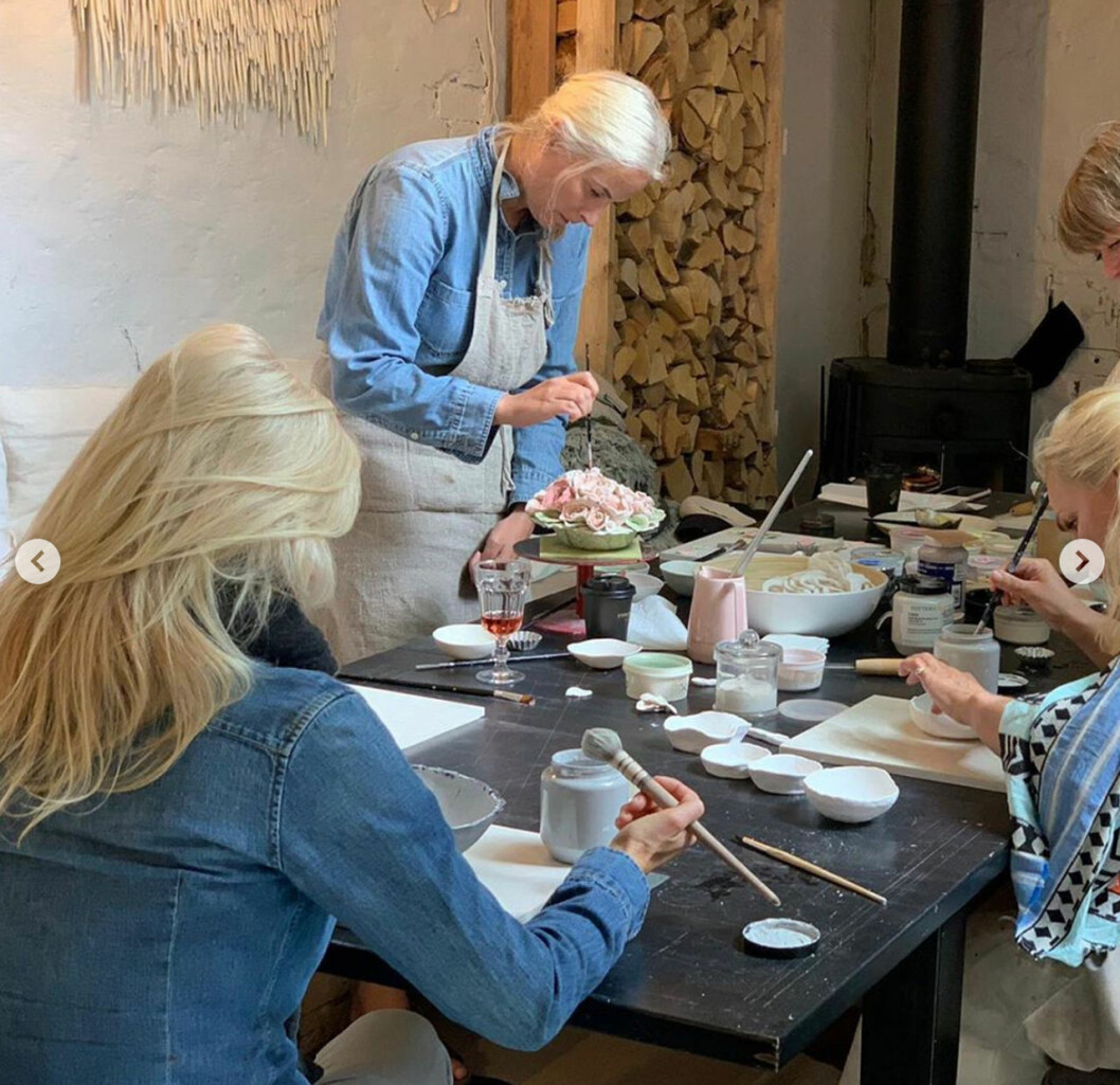 Norges kronprinsessa, djupt koncentrerad på sitt verk. kronprinsessan Mette-Marit skapar keramik, bild från hennes Instagram