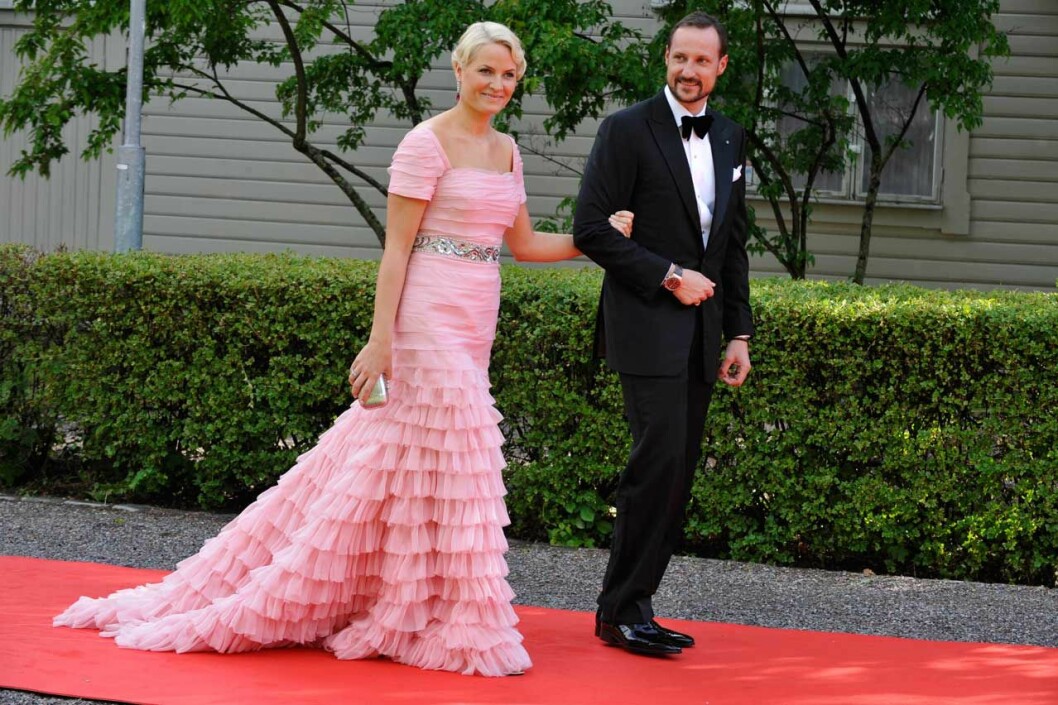 Mette-Marit i rosa klänning påväg till regeringsmiddagen kvällen innan Victorias bröllop. Mette-Marit i rosa klänning påväg till regeringsmiddagen kvällen innan Victorias bröllop.
