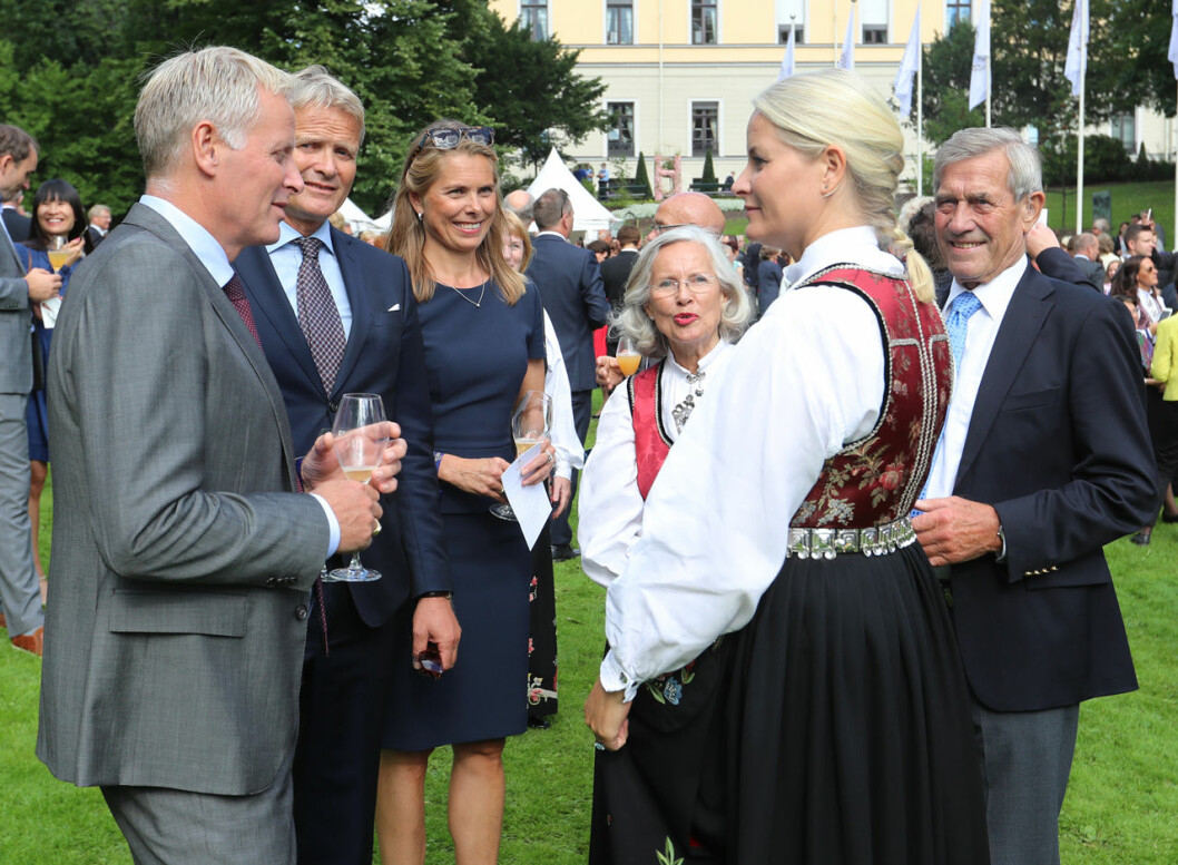 Mette-Marit med mamma Marit, bröderna Espen och Per samt styvfar Magnar längst till höger. Mette-Marit med mamma Marit, bröderna Espen och Per samt styvfar Magnar längst till höger.