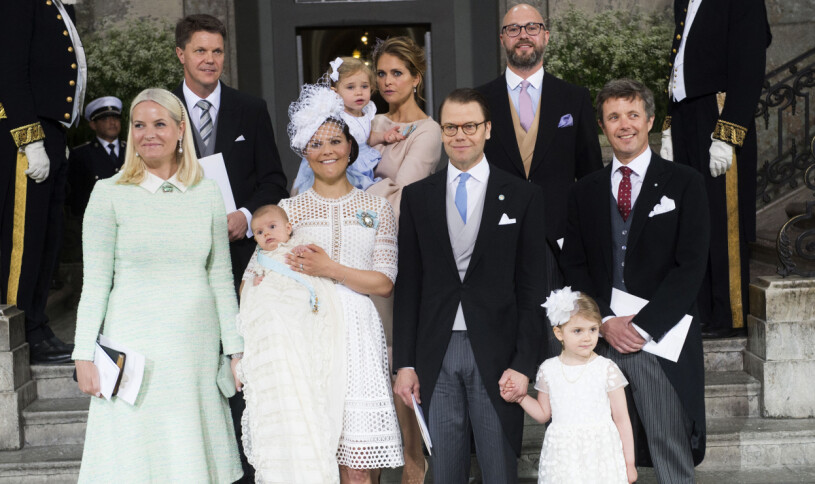 Hedersuppdraget som faddrar till Oscar gick bland annat till Mette-Marit och Frederik. Mette-Marit och Frederik är faddrar till prins Oscar