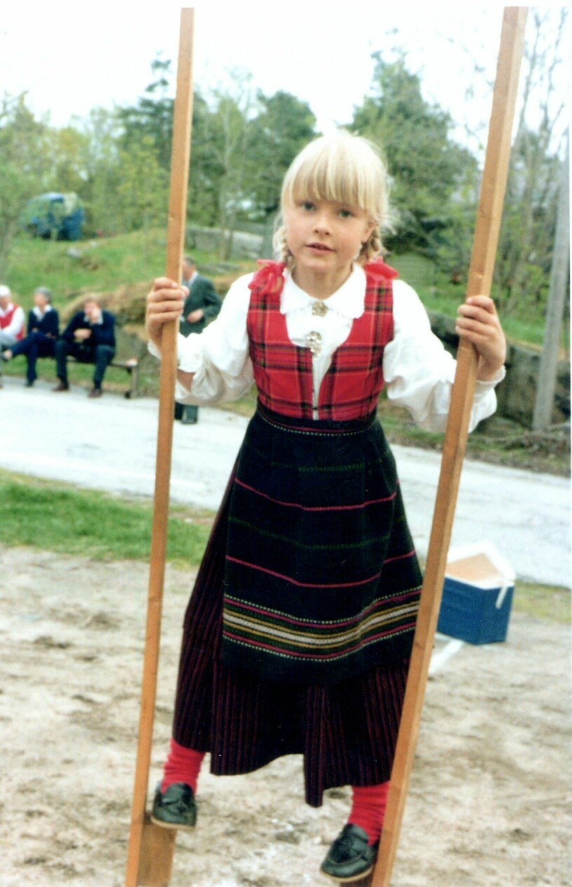 Mette-Marit som åttaåring på 17 maj – föga anade hon att hon som vuxen skulle stå på slottsbalkongen och vinka denna dag!