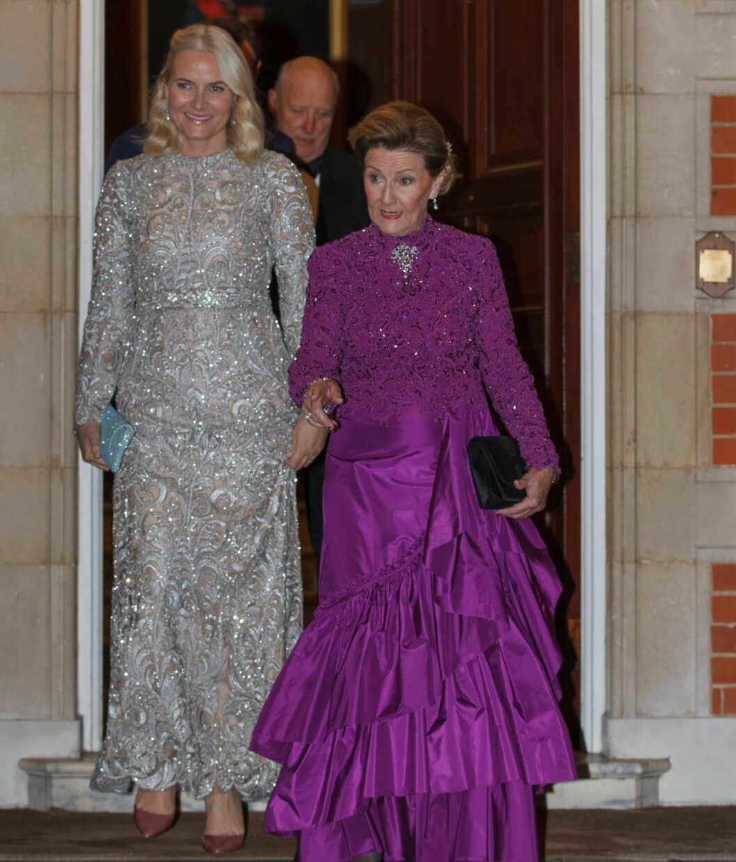 Kronprinsessan Mette-Marit och drottning Sonja frasar in. Kronprinsessan Mette-Marit och drottning Sonja på väg till prins Charles 70-årsfest på Buckingham Palace.