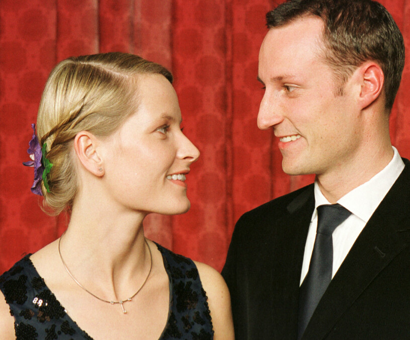 Det officiella förlovningsfotot. Mette-Marit Tjessem-Høiby Kronprins Haakon Förlovningen
