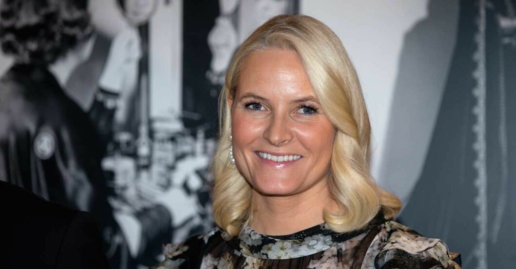 Mette-Marit i blommig klänning