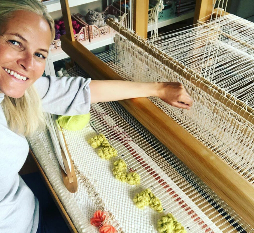 Mette-Marit väver – och motivet? Ordet hopp växer fram i ljusgrönt. kronprinsessan Mette-Marit väver, bild från hennes Instagram