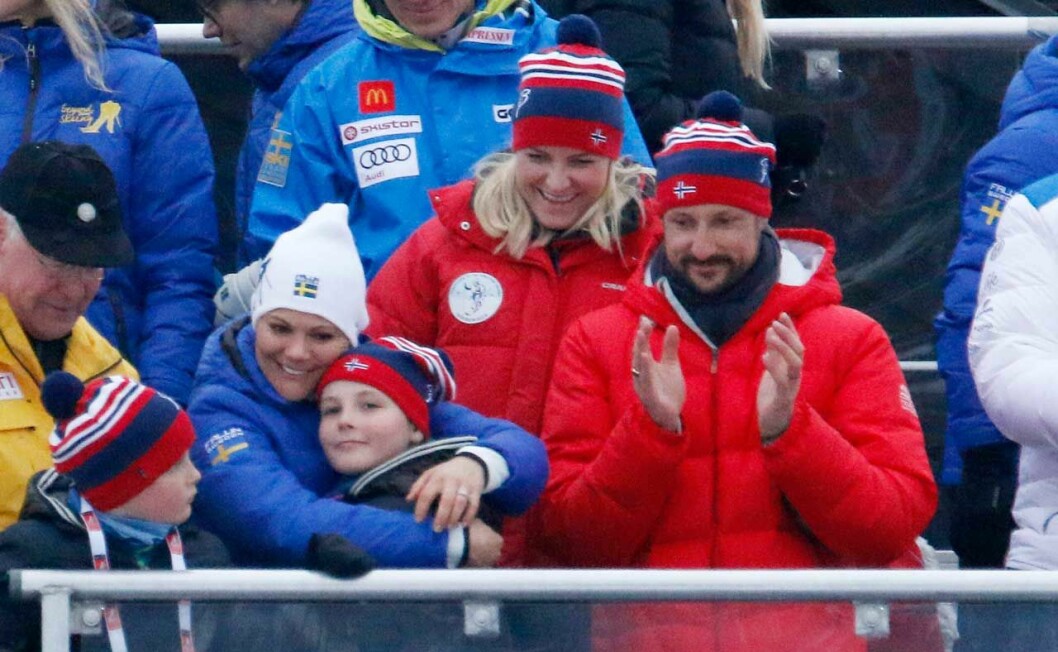 Kronprinsessan Victoria håller om Ingrid Alexandra. Kronprinsessan Victoria håller om Ingrid Alexandra.