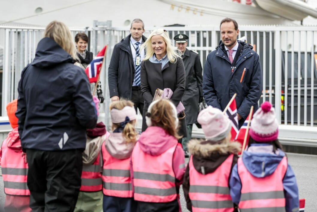 Kronprins Haakon och kronprinsessan Mette-Marit är just nu på en turné längs den norska kusten för att lära sig mer om hur coronaviruset har påverkat de olika företagen och sektorerna.