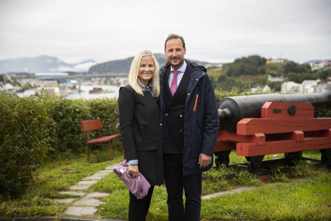 I en intervju med den norska nyhetsbyrån NTB berättar kronprins Haakon om hur sin älskade hustru, kronprinsessan Mette-Marit, mår i dag.