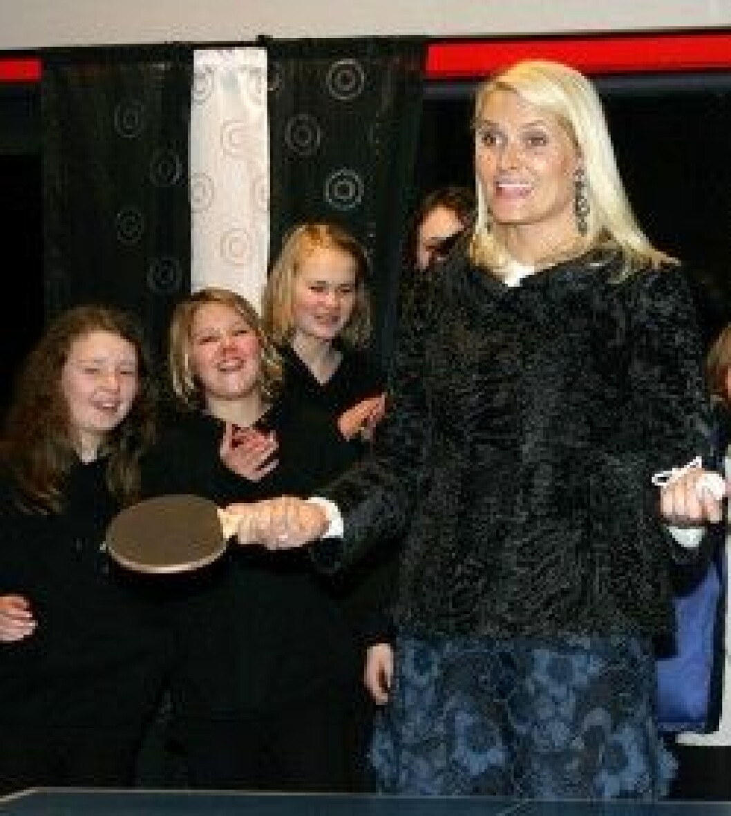 Kronprinsessan Mette-Marit laddar för en serv. Kronprinsessan Mette-Marit laddar för en serv.