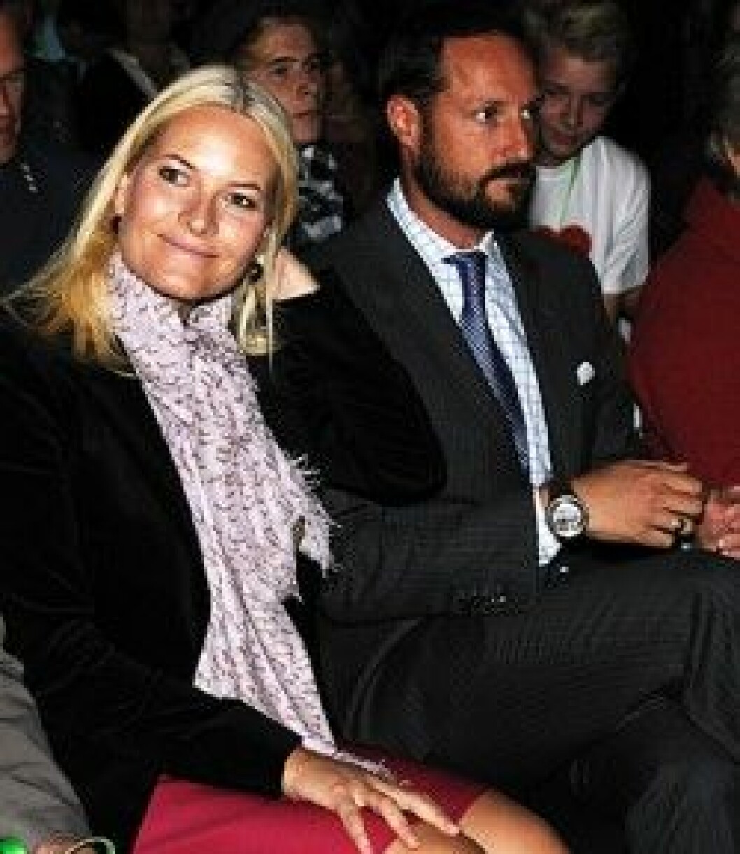 Kronprinsessan Mette-Marit och kronprins Haakon under sitt besök i Drammen.