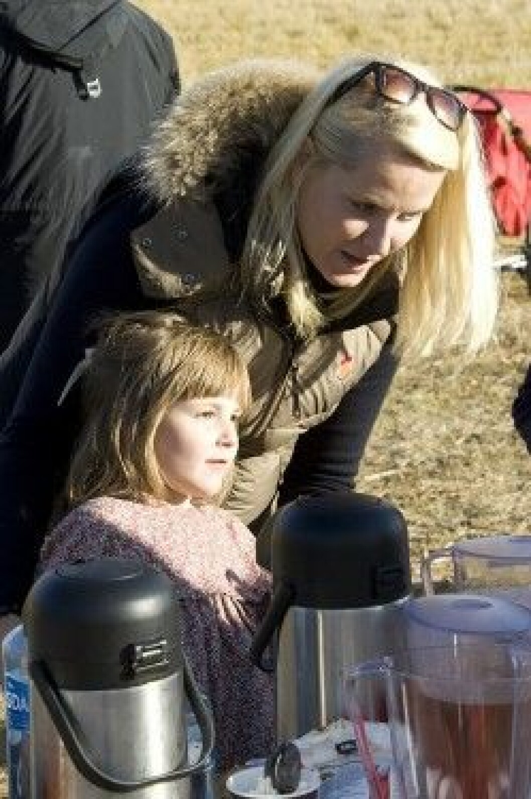 Lilla prinsessan Ingrid Alexandra vill också hjälpa till. Lilla prinsessan Ingrid Alexandra vill också hjälpa till.
