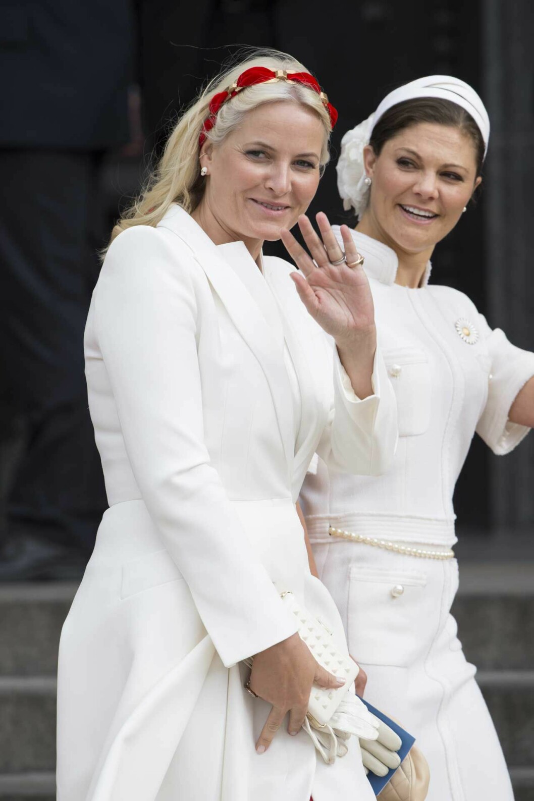 Norska Mette-Marit och kronprinsessan Victoria 2015, vid Margrethes 75-årsfirande i Danmark. Känner ni igen diademet? Nu med ett rött band! Mette-Marit och Victoria