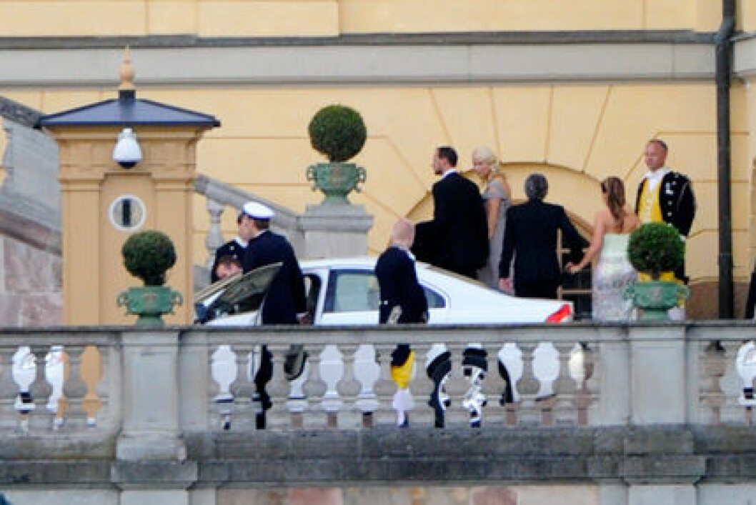 Kungligheterna anlände i vita bilar till Drottningholms slott. Kungligheterna anlände i vita bilar till Drottningholms slott.