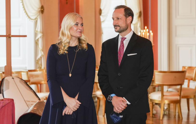 Mette-Marit och Haakon på slottet!