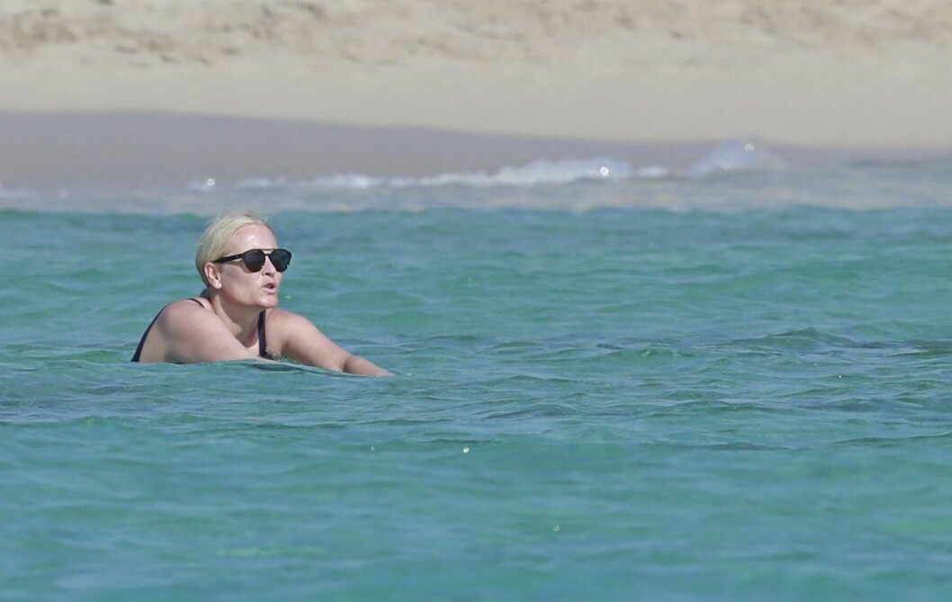 Mette-Marit tar ett svalkande dopp i havet. Mette-Marit tar ett svalkande dopp i havet.