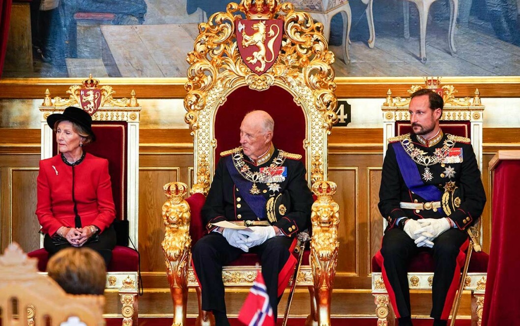 Kronprinsessan Mette-Marit följde inte med Haakon och kungaparet på Stortingets öppnande. kung harald drottning sonja kronprins haakon