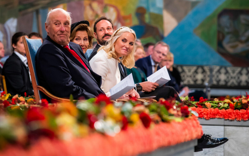 Det var ett muntert, kungligt gäng som gjorde entré i Oslos rådhus. kronprinsessan mette-marit nobels fredspris 2019