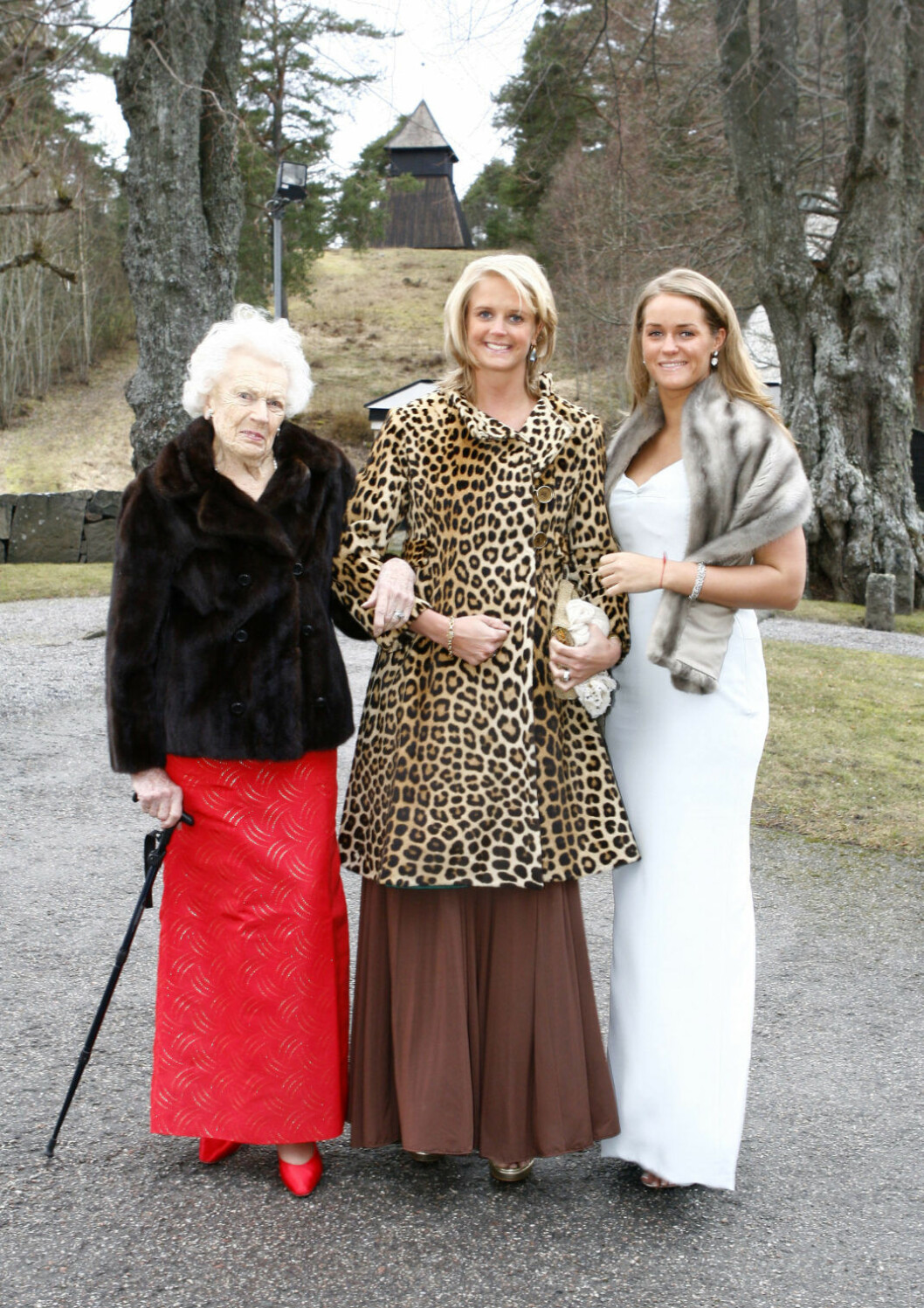 Brudgummens farmor Maud de Geer och brudgummens systrar Sophie och Lovisa. Brudgummens farmor Maud de Geer och brudgummens systrar Sophie och Lovisa