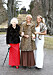 Brudgummens farmor Maud de Geer och brudgummens systrar Sophie och Lovisa
