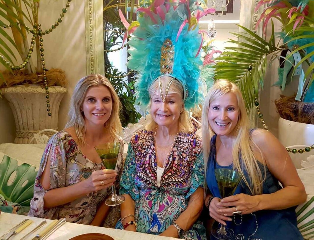 Svensk Damtidnings Maria Roswall och fotograf Cecilia Liljeton med Alexandra på John Chandlers fantastiska Antiques & Cafe i Limegrove. Maria Roswall och fotograf Cecilia Liljeton med Alexandra på John Chandlers fantastiska Antiques & Cafe i Limegrove.