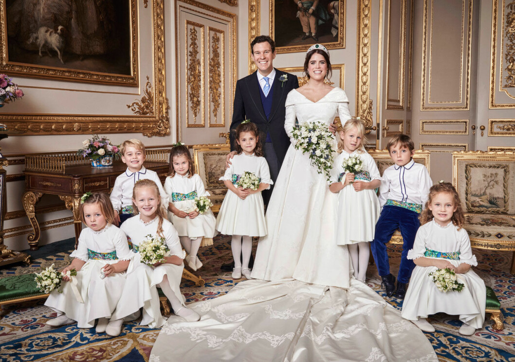 Och här ser vi den underbara gruppbilden, med alla åtta barnen. Mia Tindall sitter längst till vänster med den mystiska leksaken i handen. Mia Tindall sitter längst till vänster med den mystiska leksaken i handen.
