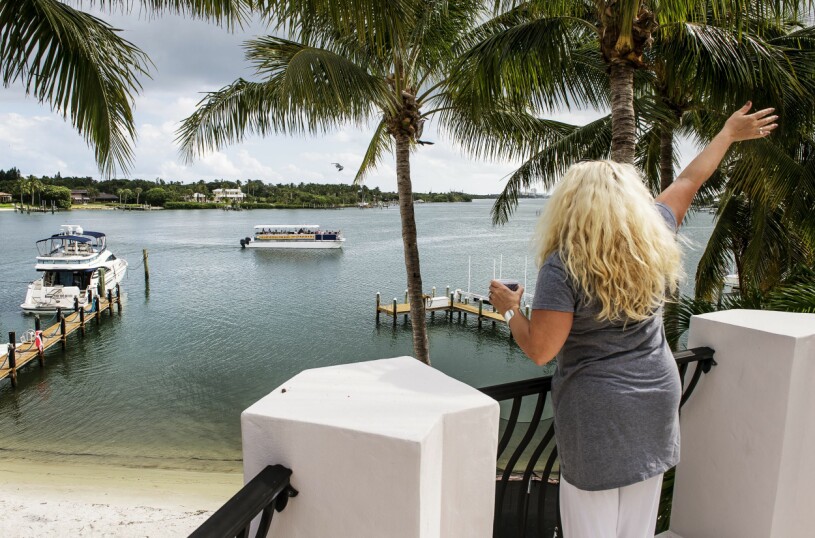 Utsikten från Mia och Jesper Parneviks sålda lyxvilla i Florida.