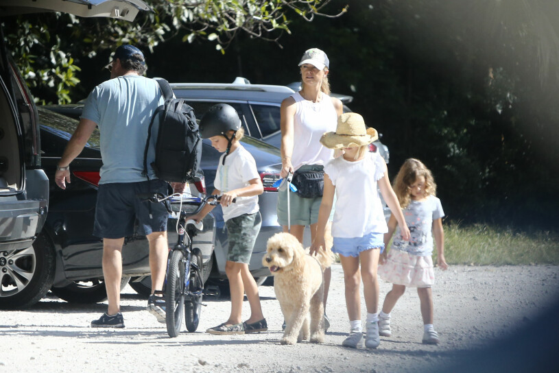 Hunden Teddy fick också busa med barnen! Prinsessfamiljen