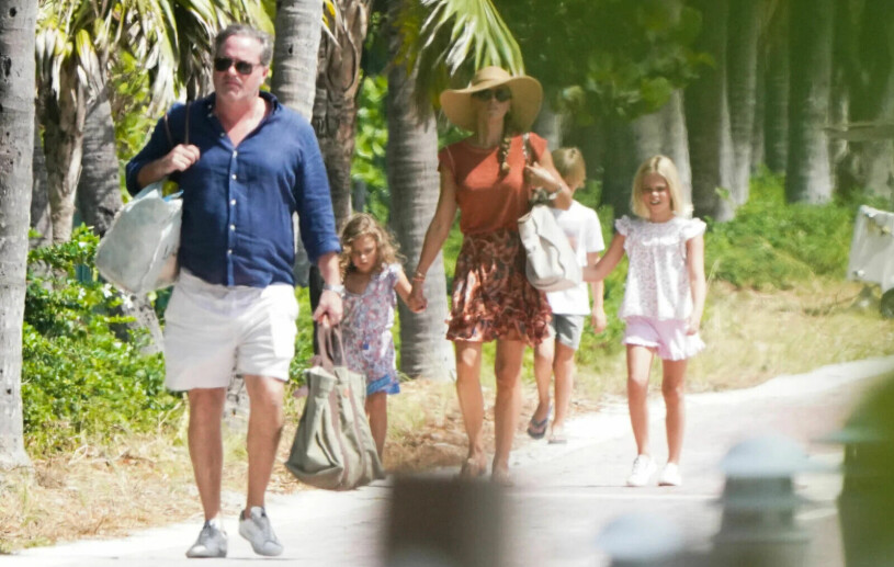 Mamma, pappa och med sina barn Leonore, Adrienne och Nicolas på väg hem från stranden.