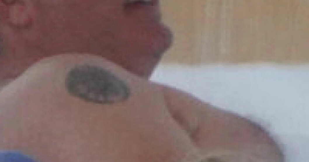 Motivet på Chris arm fortsätter vara något av ett mysterium!
