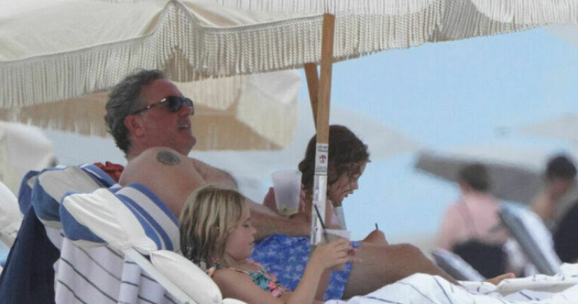 I somras fick vi en glimt av Chris O'Neills tatuering, här på Miami Beach. Chris O'Neill visar upp sin tatuering på armen
