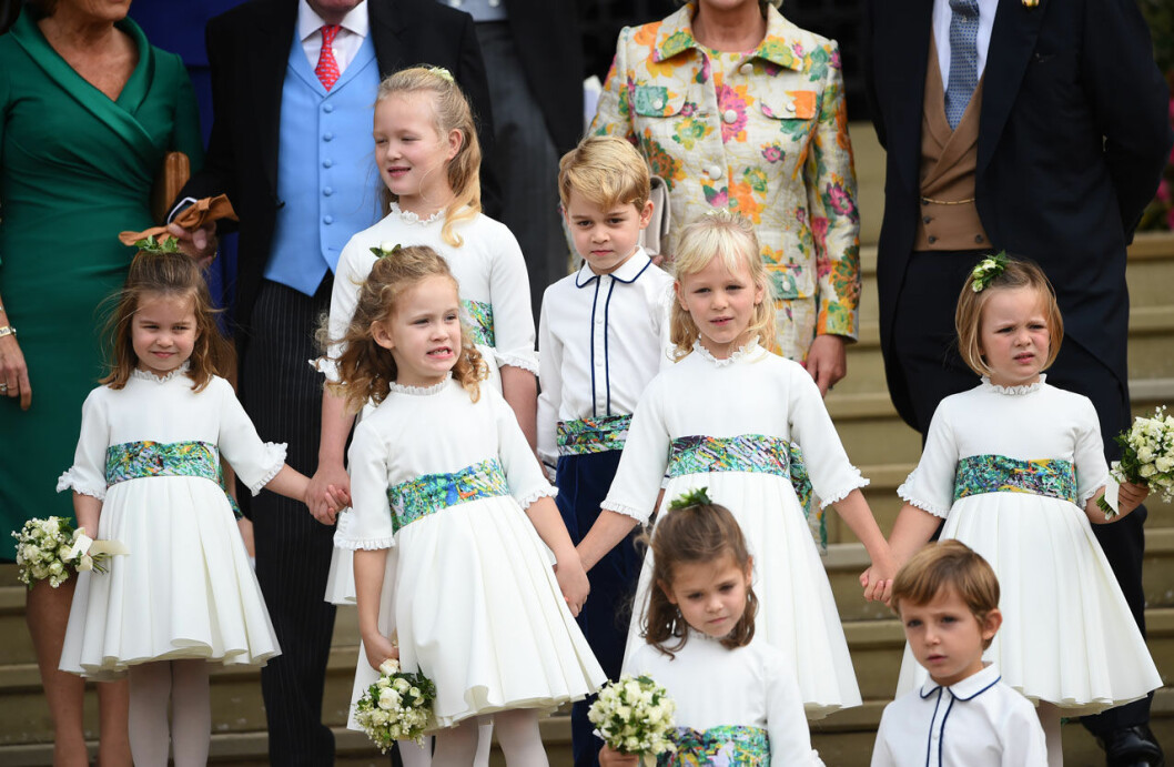 Här ser vi lilla Mia Tindall längst till höger på trappan, tillsammans med de andra brudnäbbarna Här ser vi lilla Mia Tindall längst till höger på trappan, tillsammans med de andra brudnäbbarna