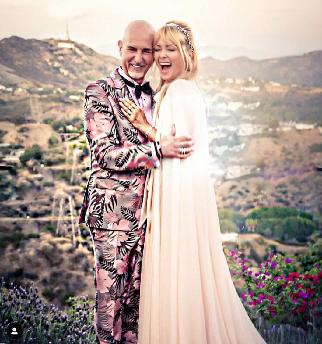 Izabella Scorupco med sin ”storebror” Micael Bindefeld. Bruden Izabella Scorupco med vännen Micael Bindefeld efter vigseln i Hollywood Hills.