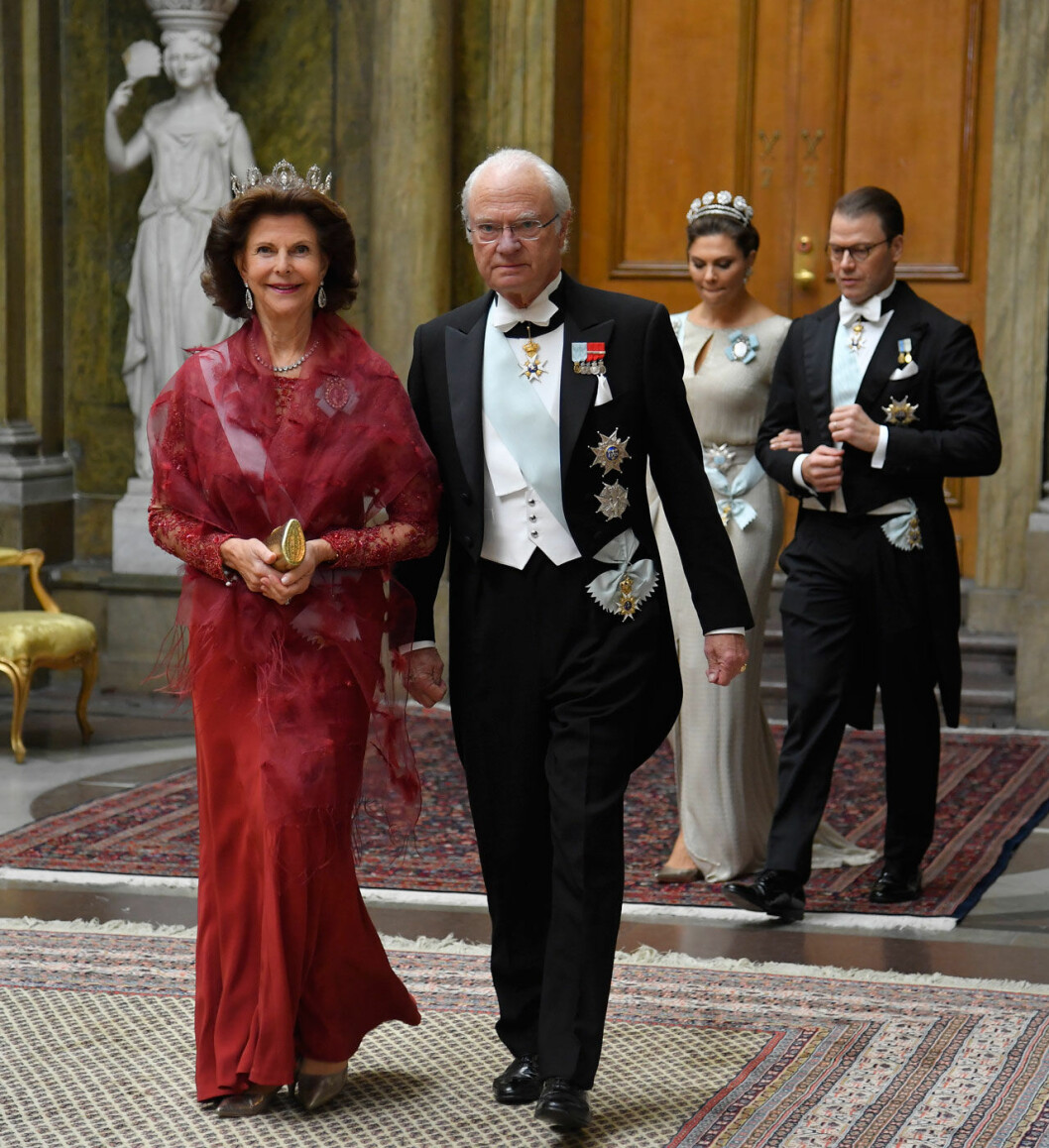 Drottning Silvia i röd spets.