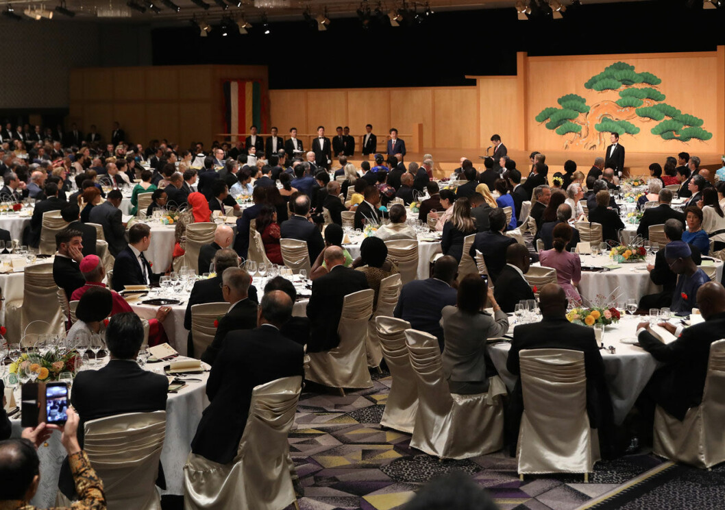 700 gäster vid premiärministerns middag! 700 gäster vid premiärminister Shinzo Abes middag på ett hotell i Tokyo.