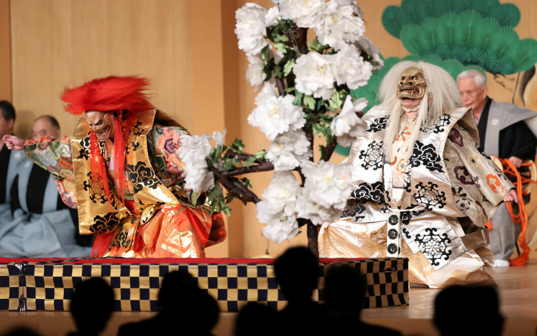 Kvällens kungliga underhållning: klassisk japansk teater. Kröningsfesten i Tokyo.