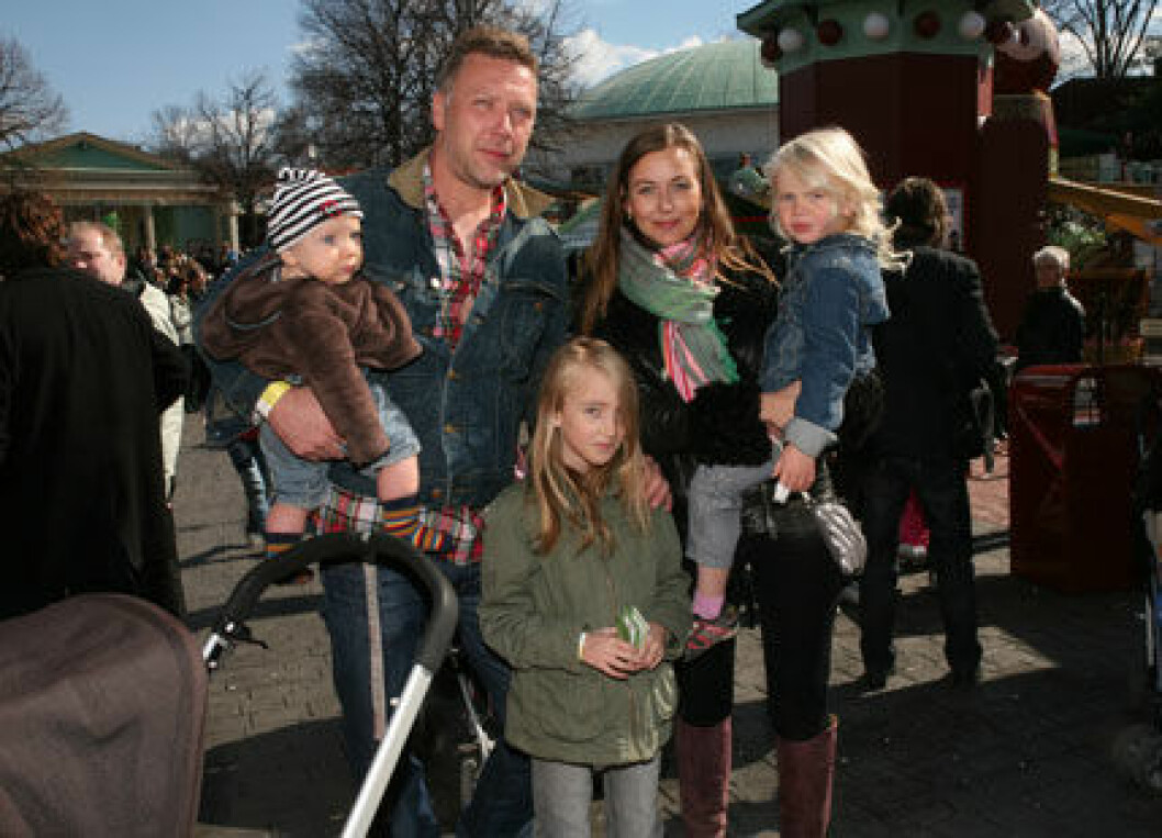 Mikael Persbrandt och Sanna Lundell med Olga, Igor och lille Lo. Mikael Persbrandt och Sanna Lundell med Olga, Igor och lille Lo.