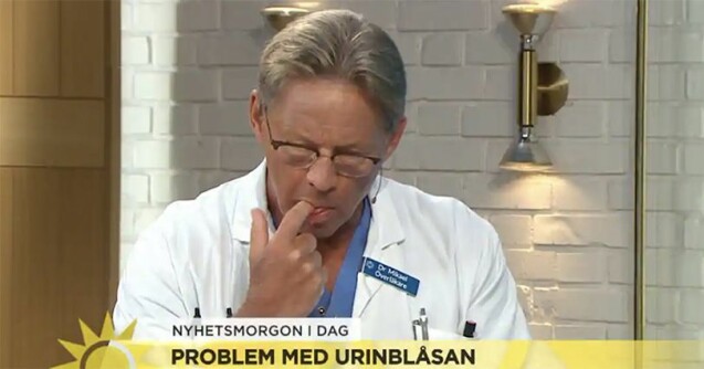 Som han sedan, till programledarnas förfäran, plötsligt smakade på. Foto TV4 Mikaels Sandströms urinkupp