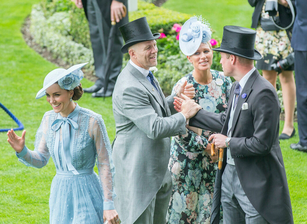 Mike Tindall hälsar på prins William under Royal Ascot. Mike Tindall hälsar på prins William under Royal Ascot.