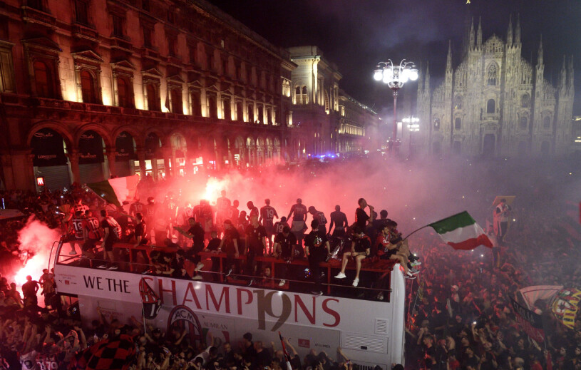Milans spelarbuss bland folkhavet i Milano!
