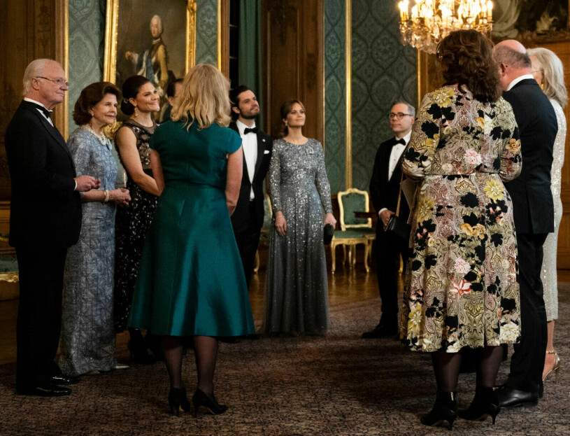 Kungafamiljen minglar med sina gäster innan Sverigemiddagen på Kungliga slottet