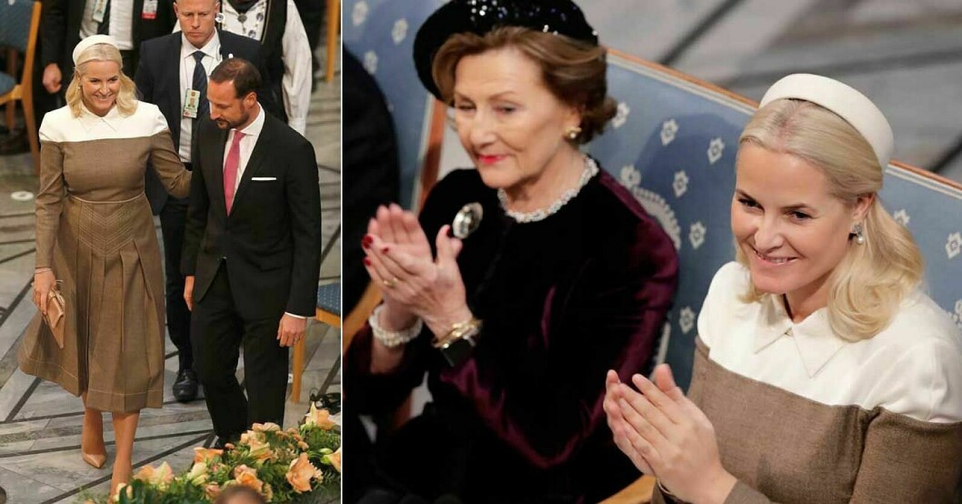 Kronprinsessan Mette-Marit bar samma klänning när Nobels fredspris delades ut i Oslo den 10 december 2018. Kronprinsessan Mette-Marit, kronprins Haakon och drottning Sonja