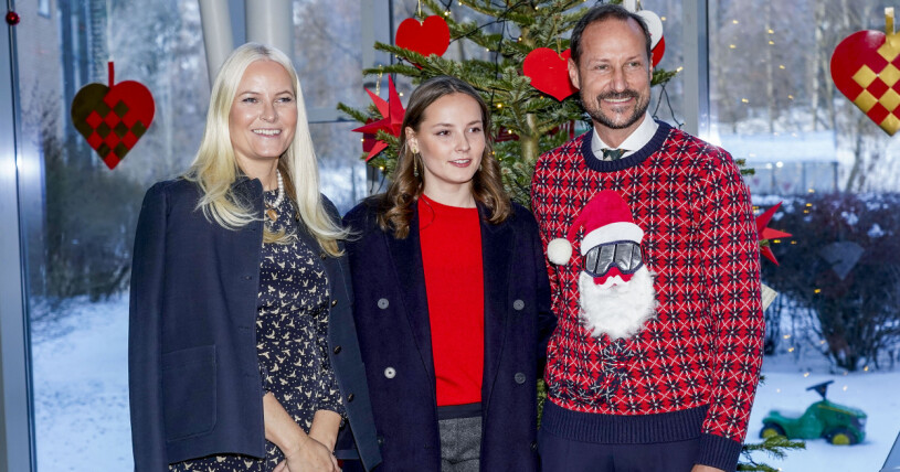 <font style="vertical-align: inherit;"><font style="vertical-align: inherit;"><font style="vertical-align: inherit;">Prinsessan Ingrid Alexandra med mamma kronprinsessan Mette-Marit och pappa kronprinsen Haakon vid ett besök ifjol på Barne- och ungdomskliniken på Rikshospitalet i Oslo.</font></font></font>