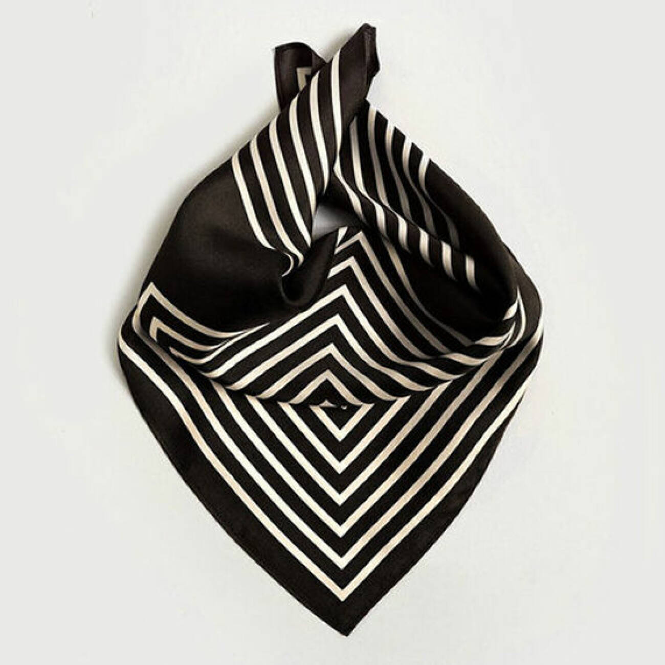 mode våren 2022 – svartvit grafisk scarf från Lescarf