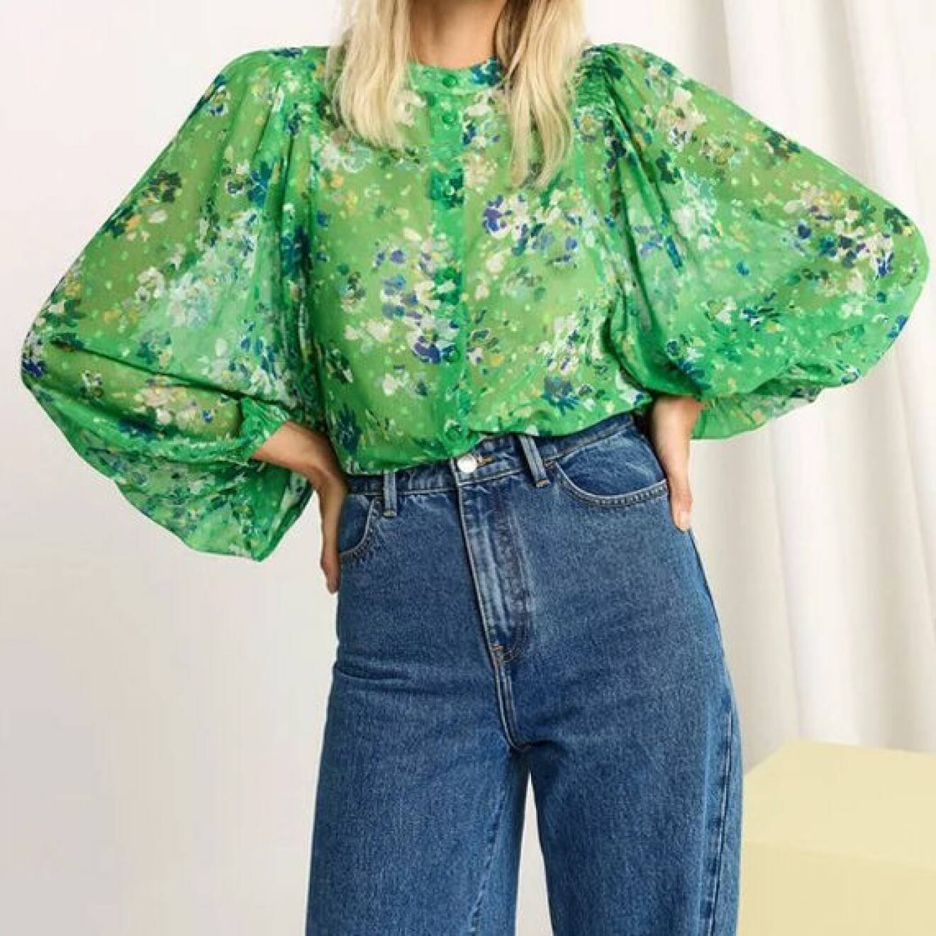 mode våren 2022 – grön blommig blus från Lindex