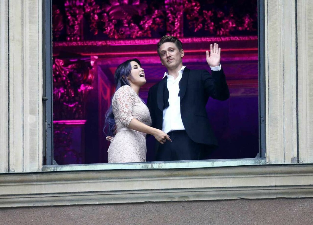 Molly och Danny i ett av slottsfönstren under festen efter prinsbröllopet. 