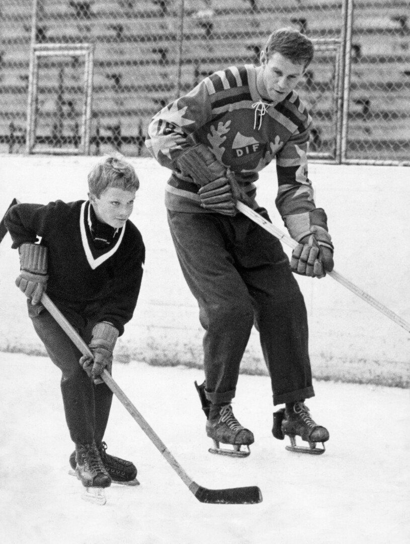 Mona är väninna med prinsessan Birgitta men här är det Sven Tumba som ger kronprins Carl Gustaf en ishockeylektion år 1958.